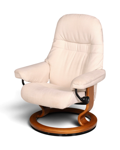 Hauptstadt Möblerei Relaxsessel in Creme mit Stoffbezug und geschwungenem Holzgestell in H843 Finish