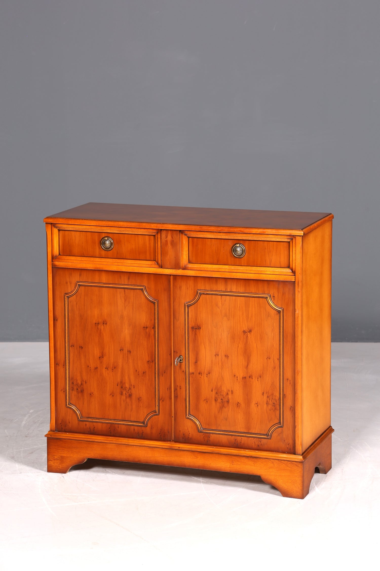 F944 Finish Traumhafter Original Heldense Schrank Englische Eibe Sideboard echt Holz Antik 60s