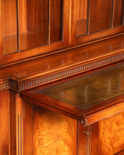 Hauptstadt Möblerei englische Vitrine mit Sekretär aus dunklem Holz und grüner Ledereinlage