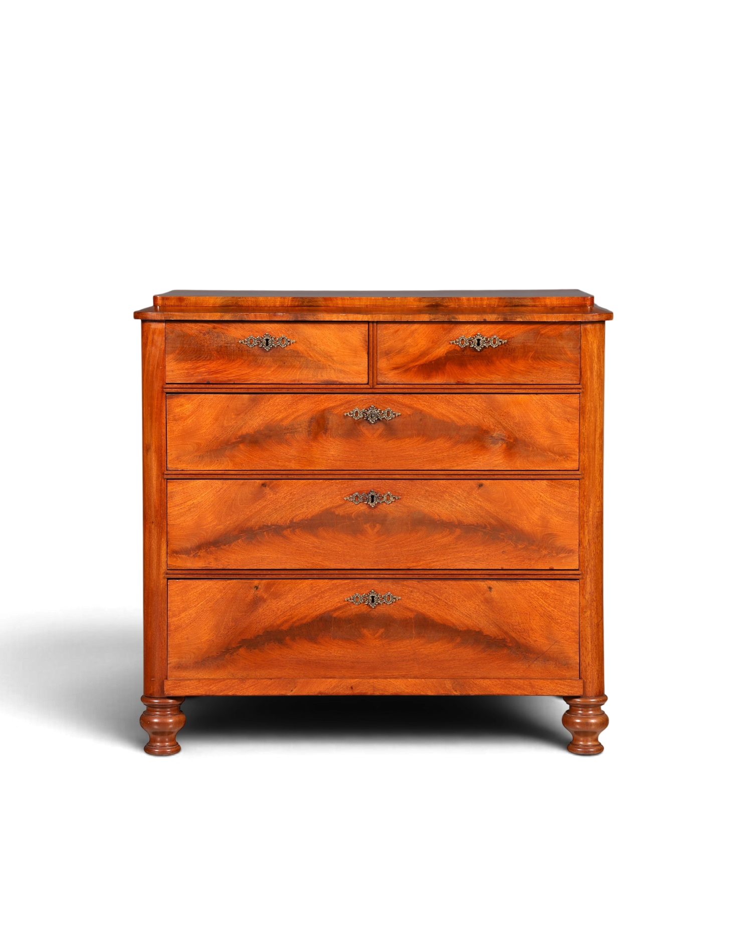 Hauptstadt Möblerei Louis Philippe Kommode aus massivem Nussbaum mit dekorativen Beschlägen, antik um 1890