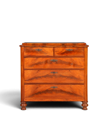 Hauptstadt Möblerei Louis Philippe Kommode aus massivem Nussbaum mit dekorativen Beschlägen, antik um 1890