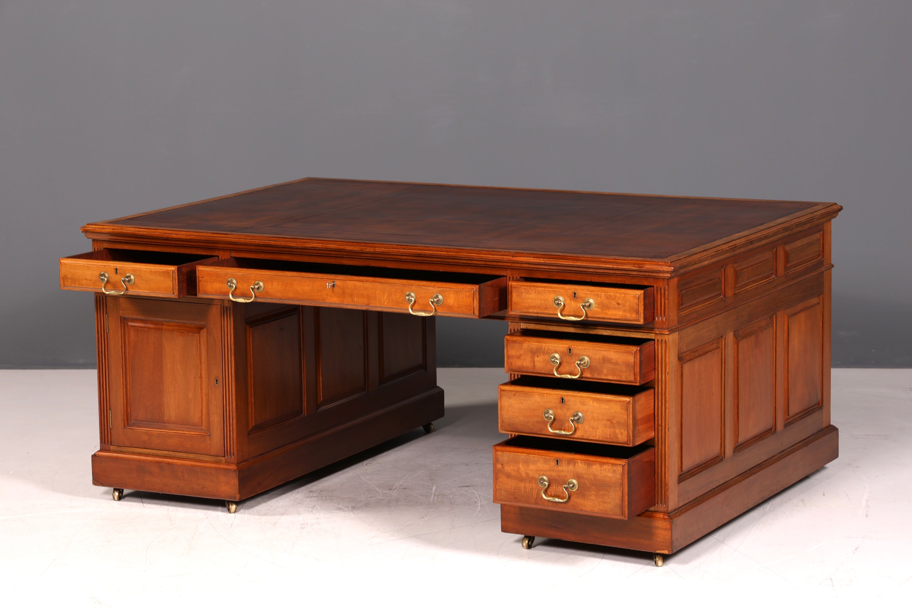 G146 Finish cm Wunderschöner Englischer Schreibtisch echt Lederauflage Bürotisch Antik Stil Office Desk