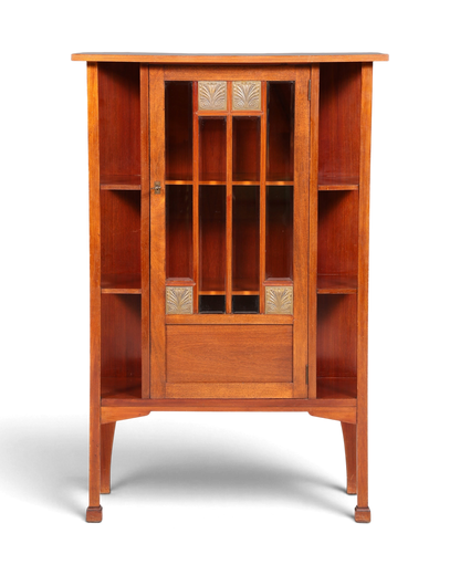 Hauptstadt Möblerei Jugendstil Vitrine aus Eichenholz mit Glasfront und dekorativen Metallelementen