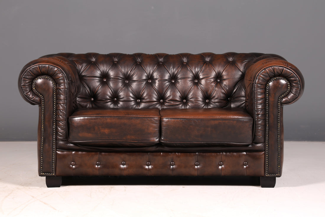Magnifique canapé Chesterfield original 2 places, canapé d’Angleterre en cuir véritable, canapé rembourré anglais vintage