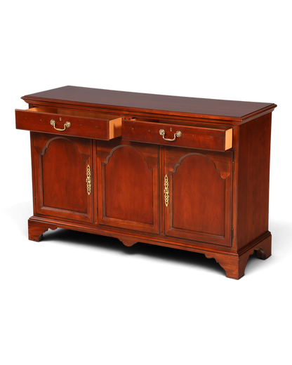 Hauptstadt Möblerei Sideboard aus dunklem Holz mit zwei Schubladen und drei Schranktüren sowie Messingbeschlägen