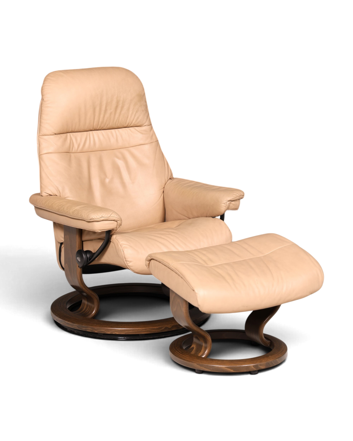 Hauptstadt Möblerei Stressless Sunrise Relaxsessel aus beigem Echtleder mit passendem Hocker und Holzgestell