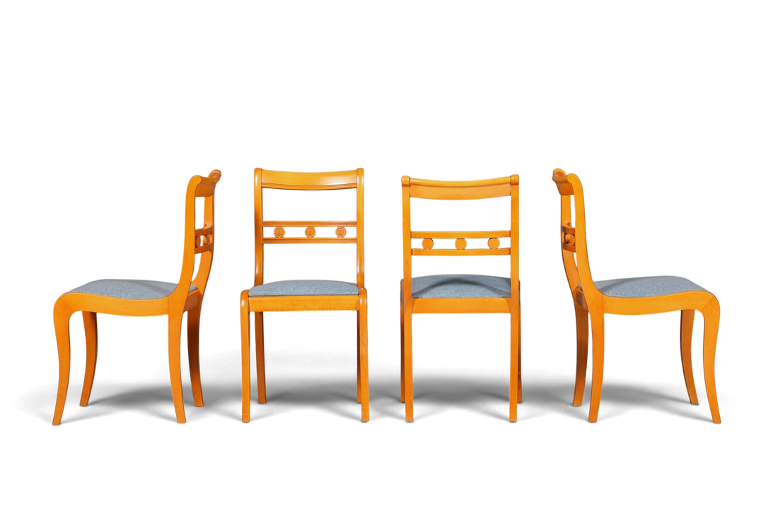 Hauptstadt Möblerei 4er-Set englische Esszimmerstühle aus hellem Holz mit blauem Stoffbezug in klassischem Design