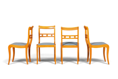 Hauptstadt Möblerei 4er-Set englische Esszimmerstühle aus hellem Holz mit blauem Stoffbezug in klassischem Design