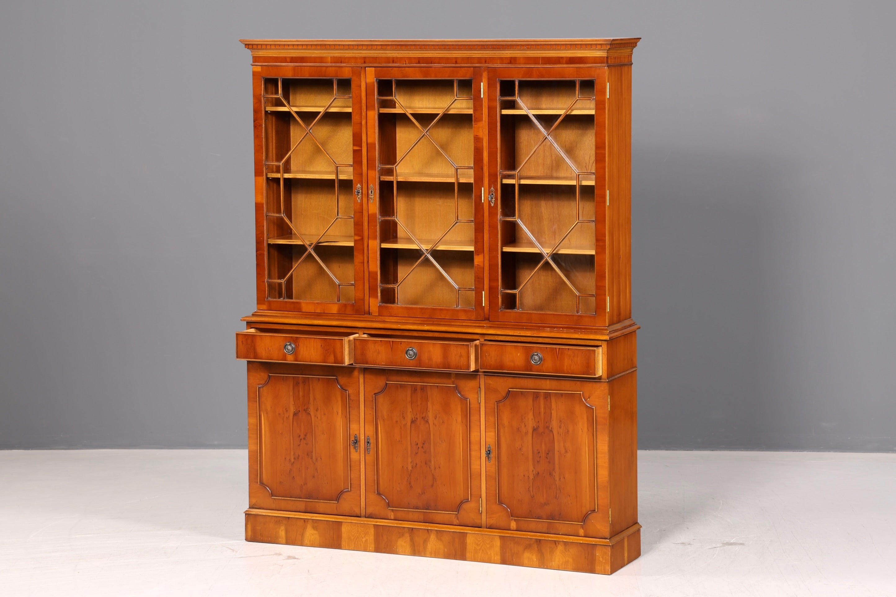 Wunderschöne Englische Vitrine Eibe Bücherschrank Glasvitrine Buffet Bibliothek Antik Vintage