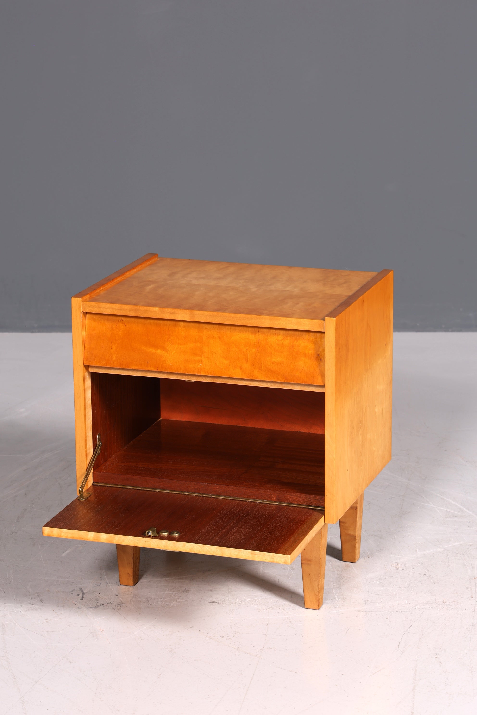 Commode vintage simple du milieu du siècle, meuble pliant, table de chevet de design danois, 1 sur 2