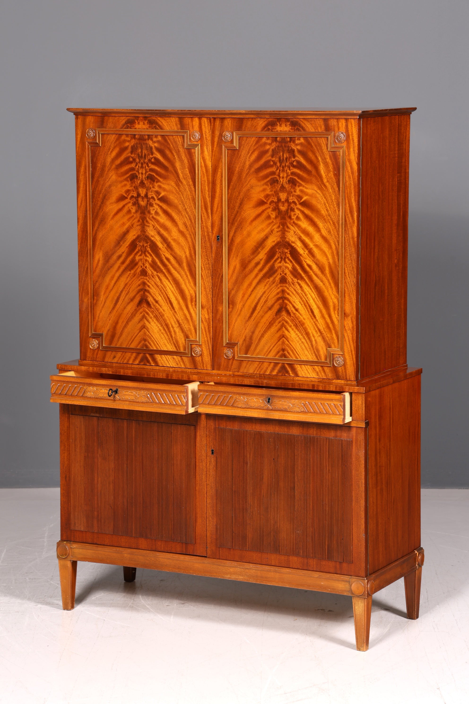 Wunderschöner Schrank im Gustavianischen Stil Vintage Kommode Highboard Regal Echt Holz Wäscheschrank Schlafzimmer
