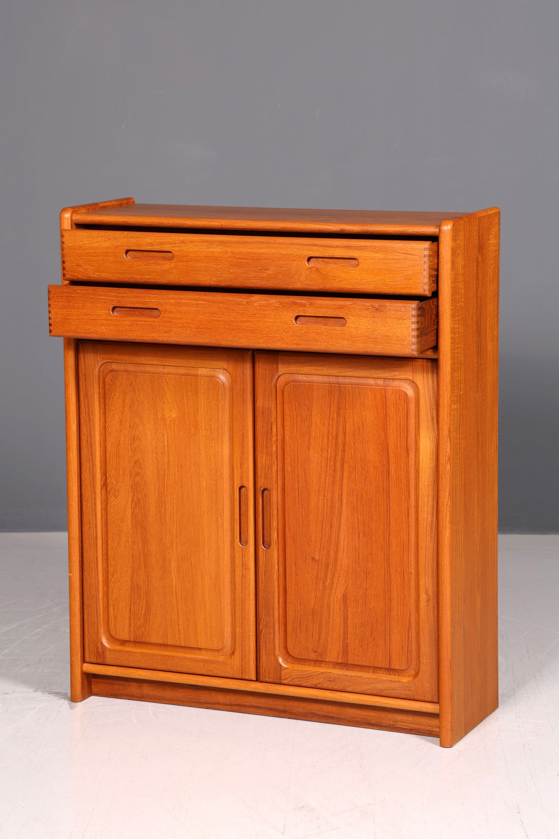 Noble armoire Dyrlund en teck Mid Century, highboard danois, commode, armoire à linge vintage des années 60, design danois