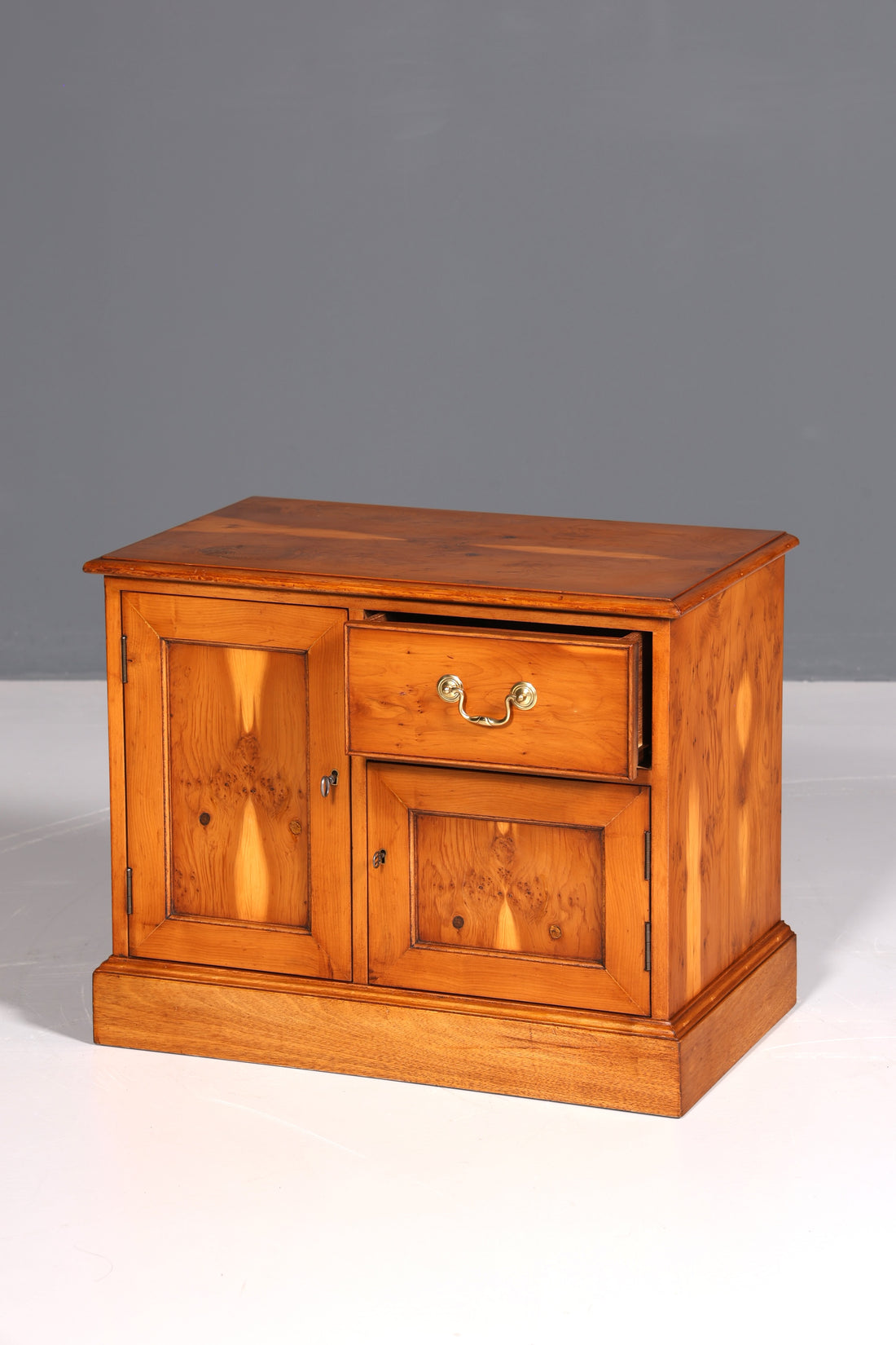 Traumhafte Englische Kommode echt Holz Schrank Eibe Antik 60er Jahre Flurkommode