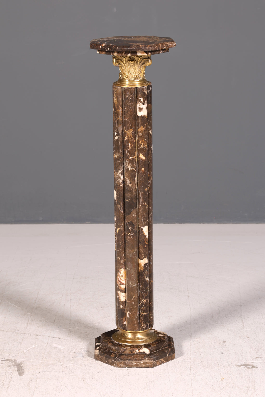 Colonne élégante de style baroque Louis XV en marbre, colonne à fleurs en pierre naturelle, socle, étagère