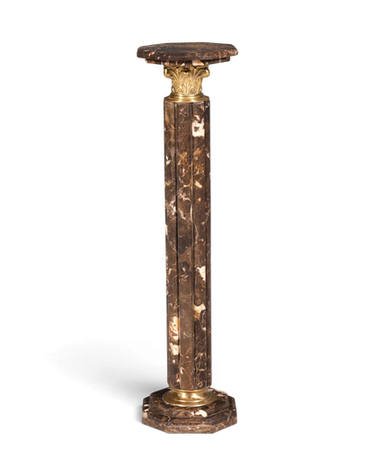 Hauptstadt Möblerei Barock Marmor Blumensäule im Louis XV Stil mit goldenen Akzenten und achteckiger Ablage