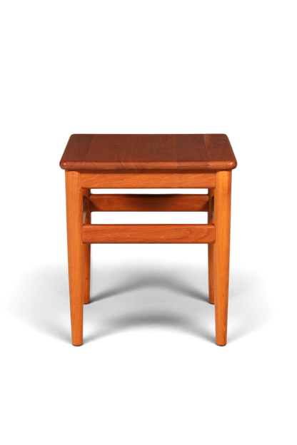 Hauptstadt Möblerei Mid-Century Beistelltisch aus massivem Teakholz im dänischen Design mit quadratischer Tischplatte