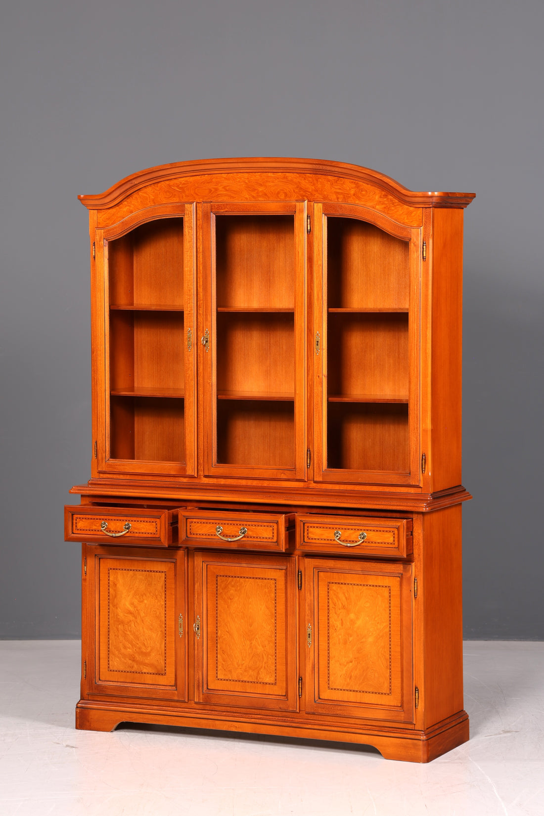 Vitrine originale Selva Epoca style antique, buffet, armoire bibliothèque en cerisier, vitrine en verre