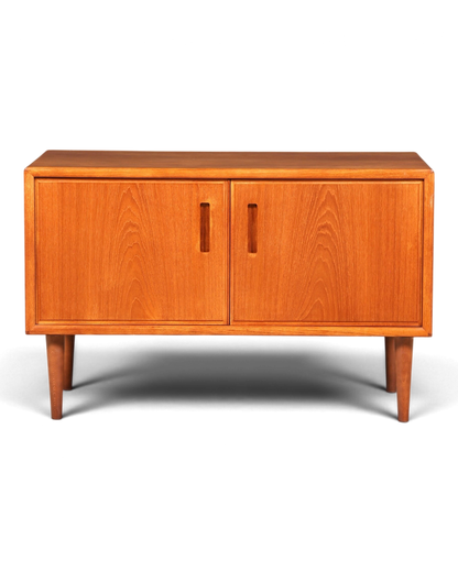 Hauptstadt Möblerei Sideboard aus Teakholz im skandinavischen Mid-Century Design mit zwei Türen und konischen Beinen
