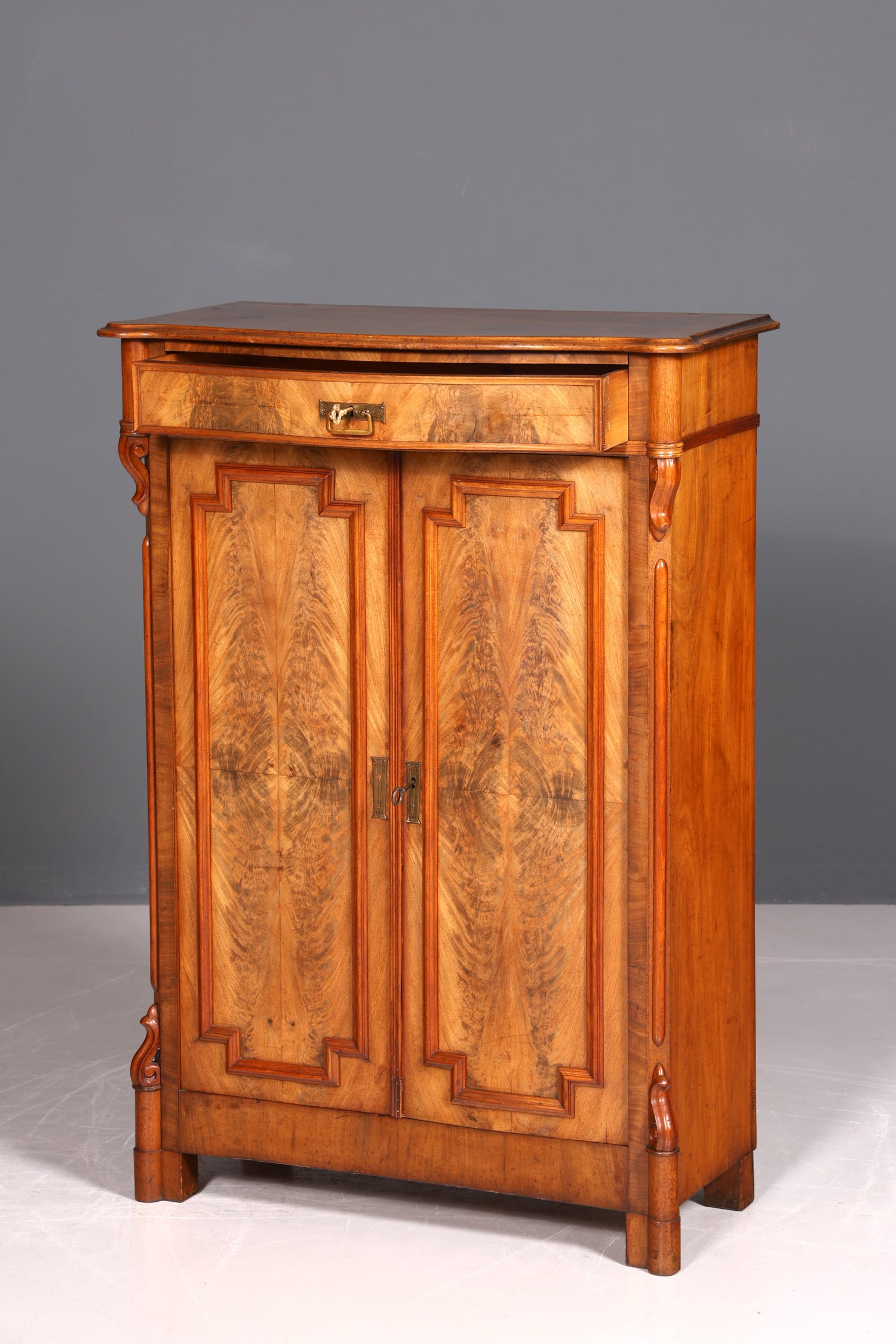 Meuble onirique Louis Philippe vers 1880, style Gründerzeit, meuble haut Vertiko