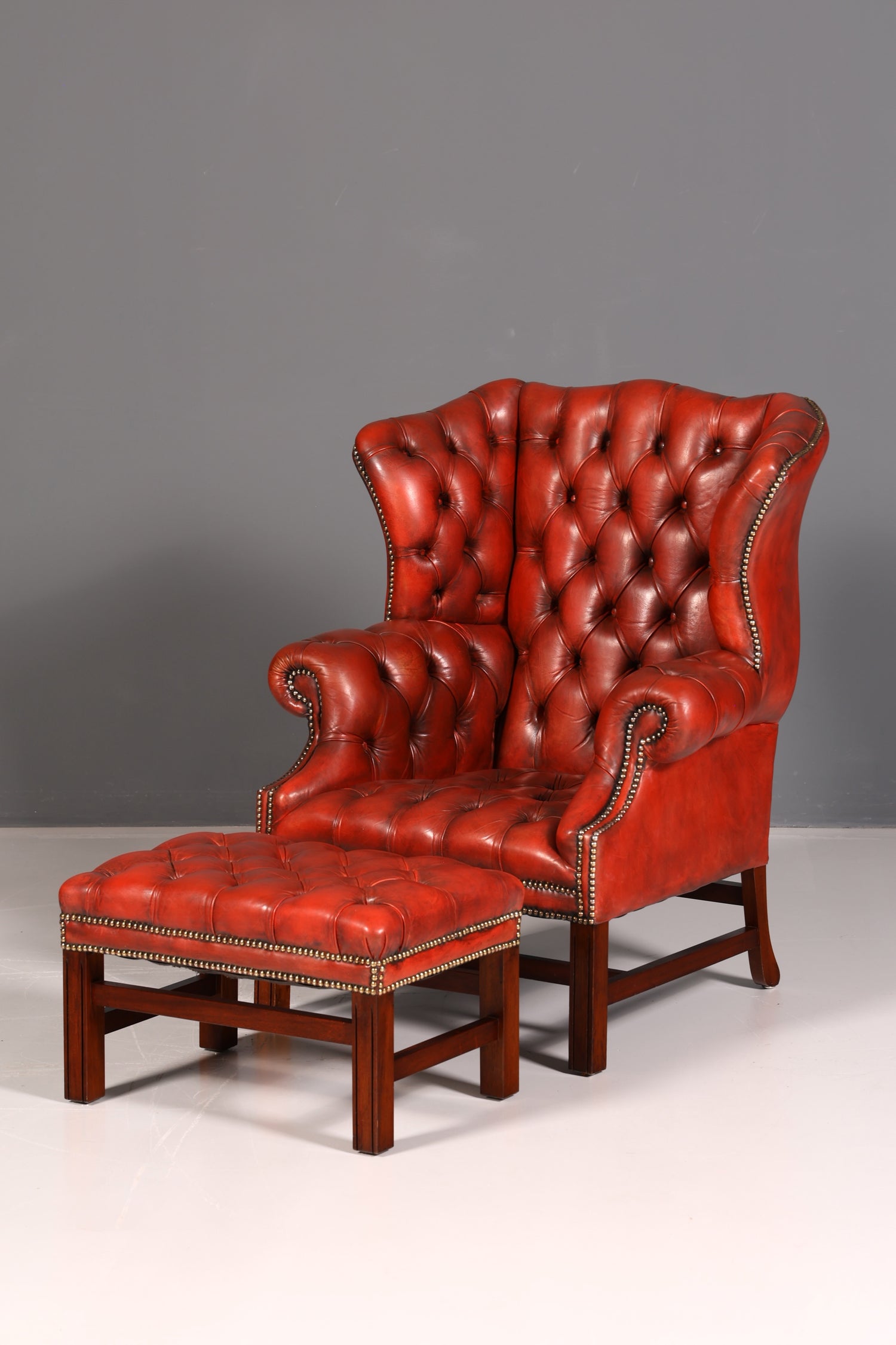 Fauteuil à oreilles Chesterfield original avec repose-pieds en cuir véritable, fauteuil anglais pour homme, fauteuil en cuir, antique et vintage