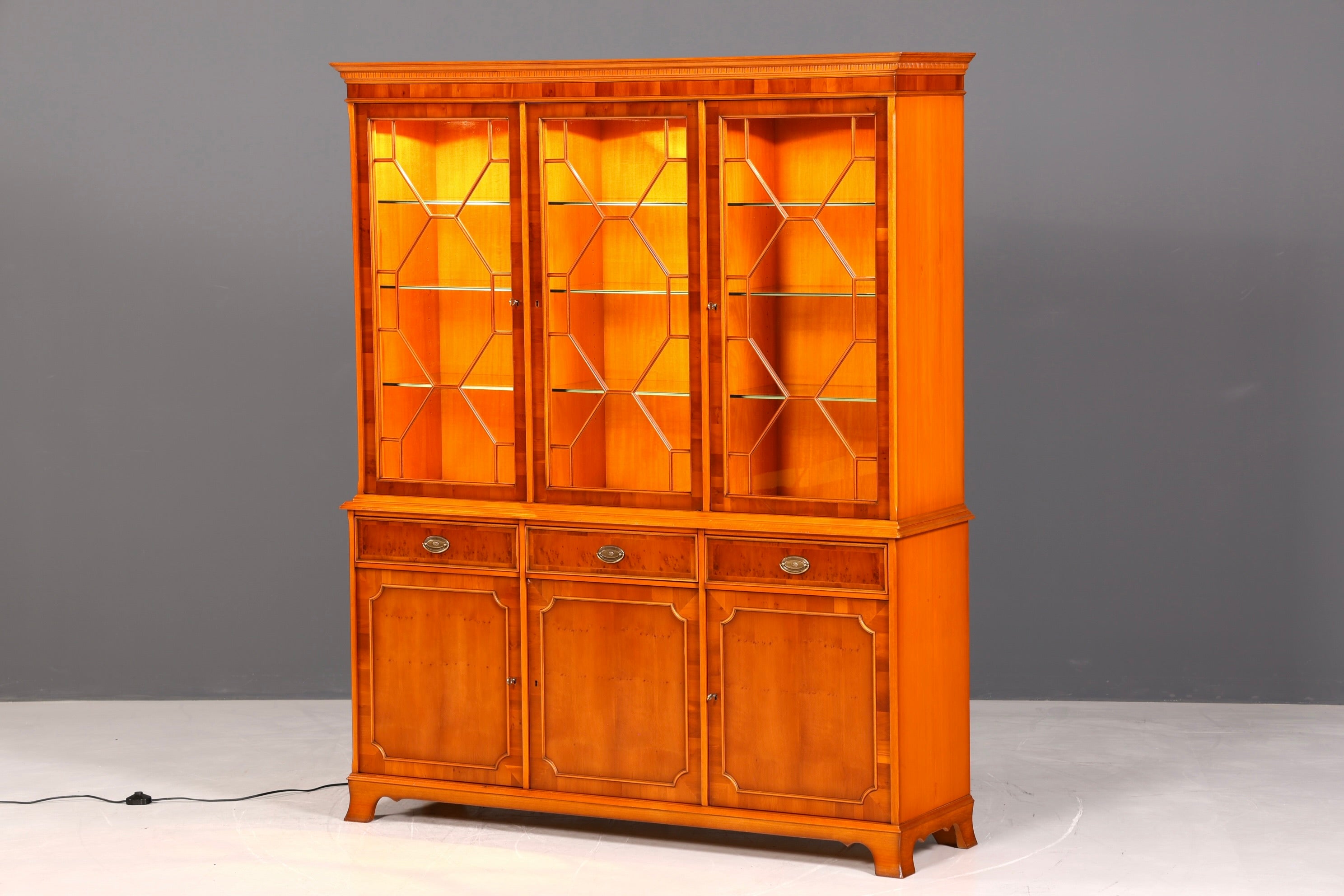 G143 Finish cm Wunderschöne Original Heldense Vitrine Englische Eibe Bücherschrank Buffet Antik Stil Glasvitrine