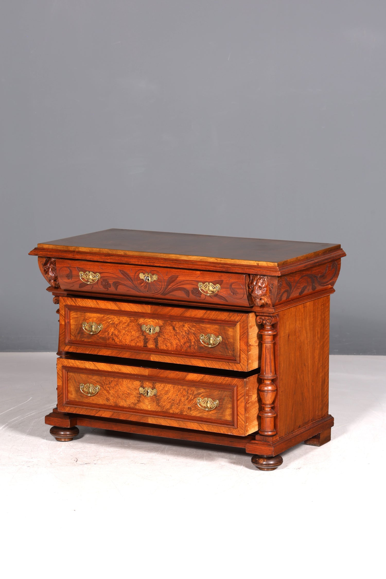 Commode élégante de style Louis-Philippe, en noyer, datant de la fin du XIXe siècle (Gründerzeit), vers 1880.