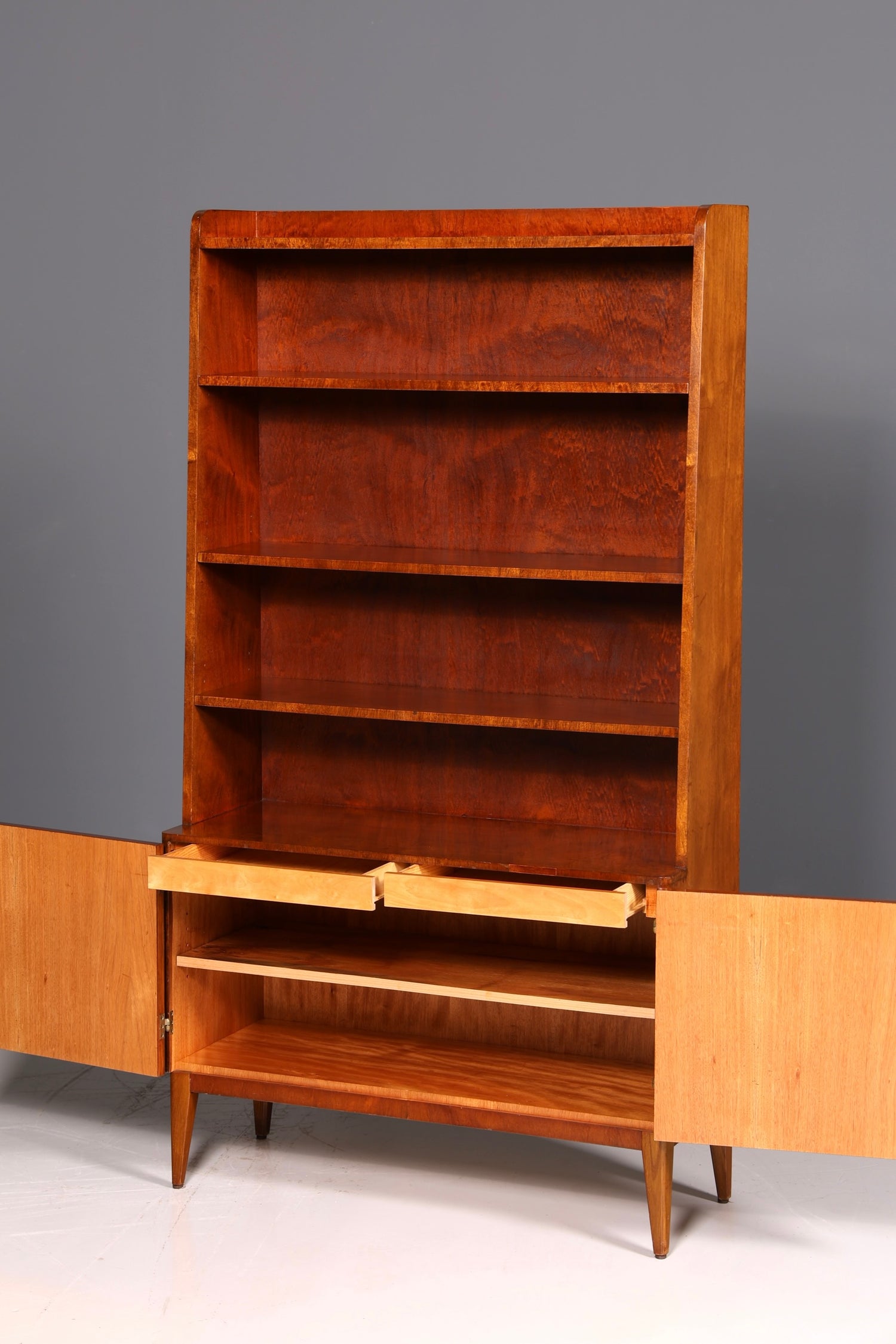 Bibliothèque simple de style Mid-Century, meuble de rangement Danish Design en noyer, vintage rétro des années 60, en bois