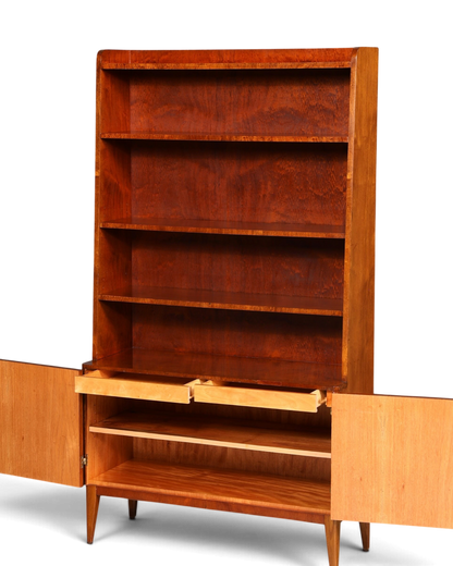 Hauptstadt Möblerei Mid Century Bücherregal aus Nussbaum mit offenen Regalen und Unterschrank im Vintage Design