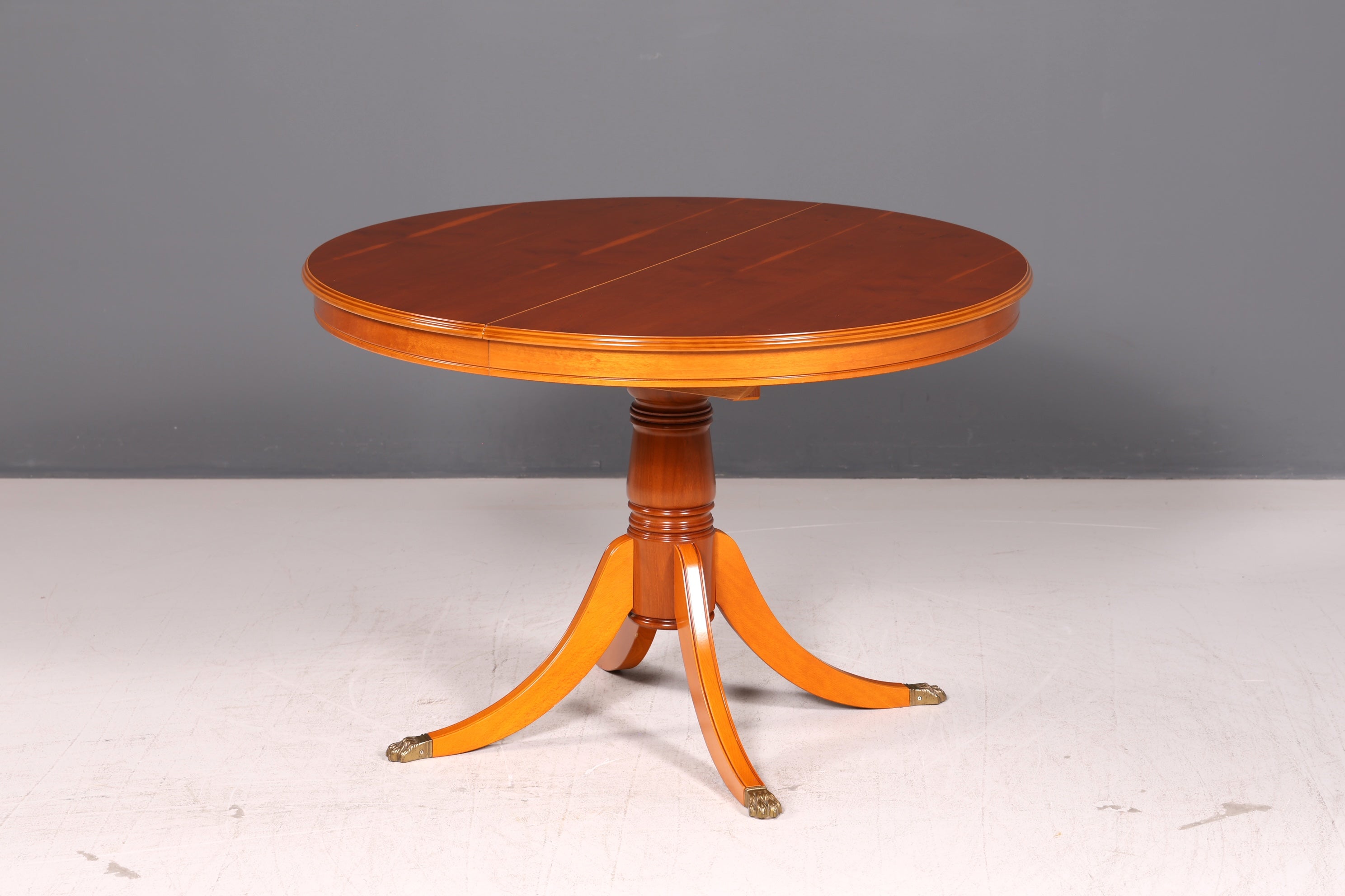 Beautiful English extendable round dining table antique style 60s kitchen table yew