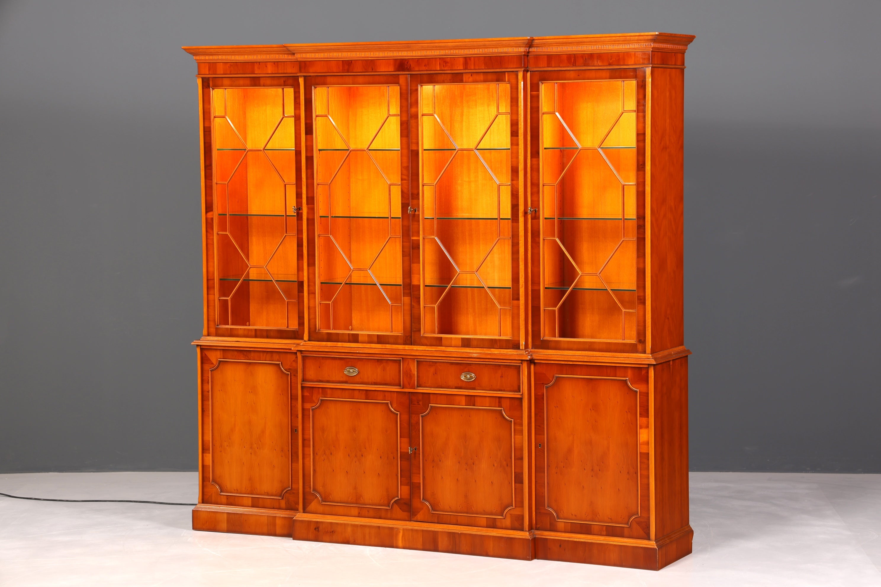 F947 Finish cm Wunderschöne Original Heldense Vitrine Englische Eibe Bücherschrank Buffet Antik Stil Glasvitrine