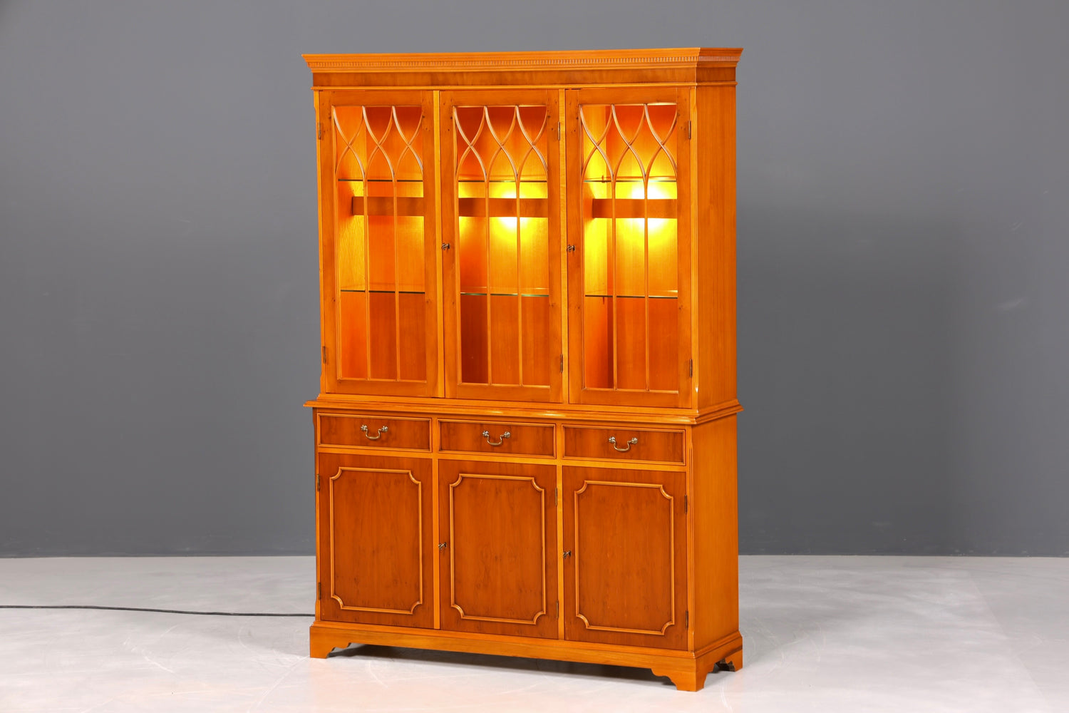 F946 Finish Wunderschöne Englische Vitrine Bücherschrank Buffet Antik Stil Englisch Eibe Glasvitrine Bibliothek