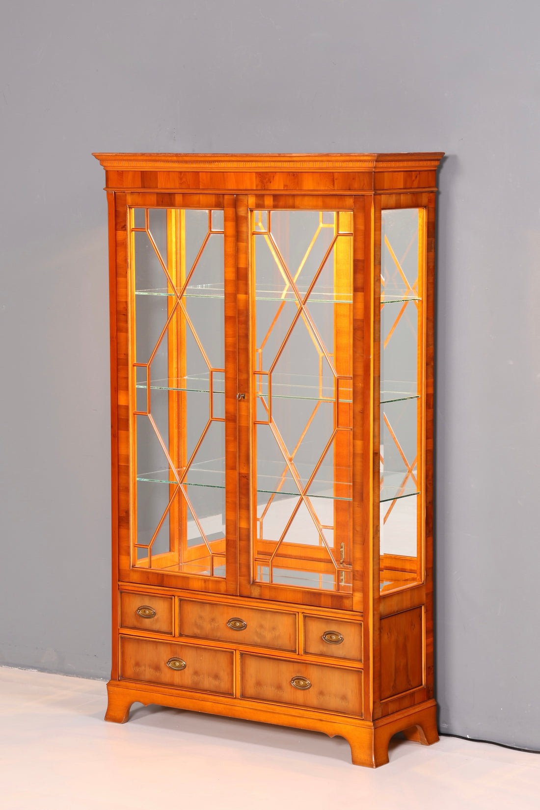 Magnifique vitrine originale Heldense en if anglais, bibliothèque vitrée avec éclairage, style antique