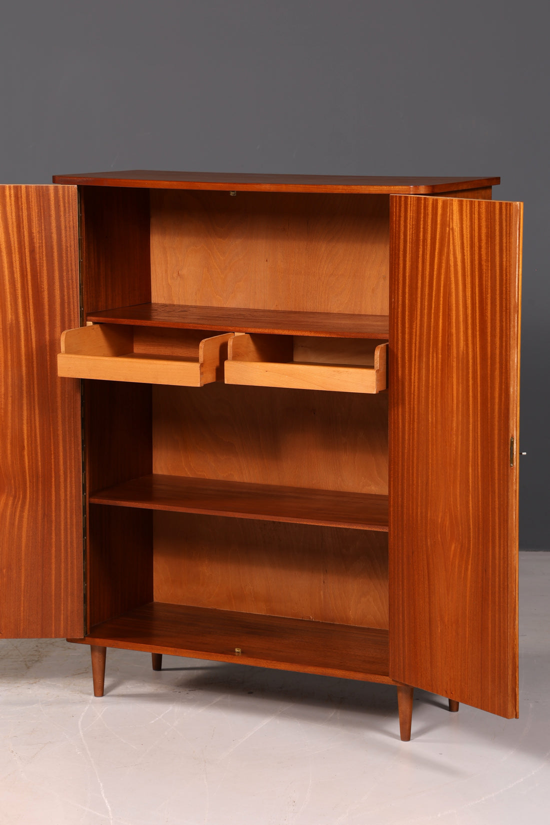 Magnifique armoire de style Mid-Century des années 60, armoire à linge, armoire à dossiers, commode, meuble haut vintage