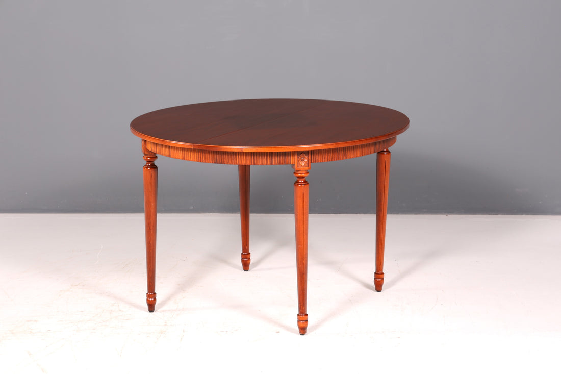 Stylish Gustavian-style table, extendable antique-style kitchen table, dining room table, round vintage dining table