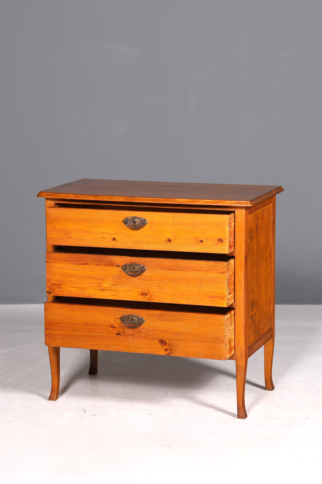 Magnifique commode ancienne Art Nouveau en bois tendre, buffet de style campagnard