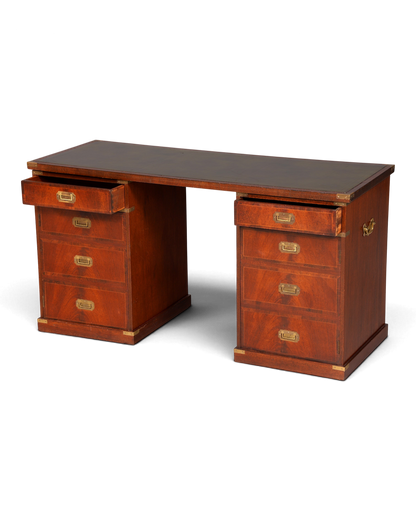 Hauptstadt Möblerei maritimer Schreibtisch im Military Chest Stil aus Holz mit grüner Lederauflage und Messingbeschlägen