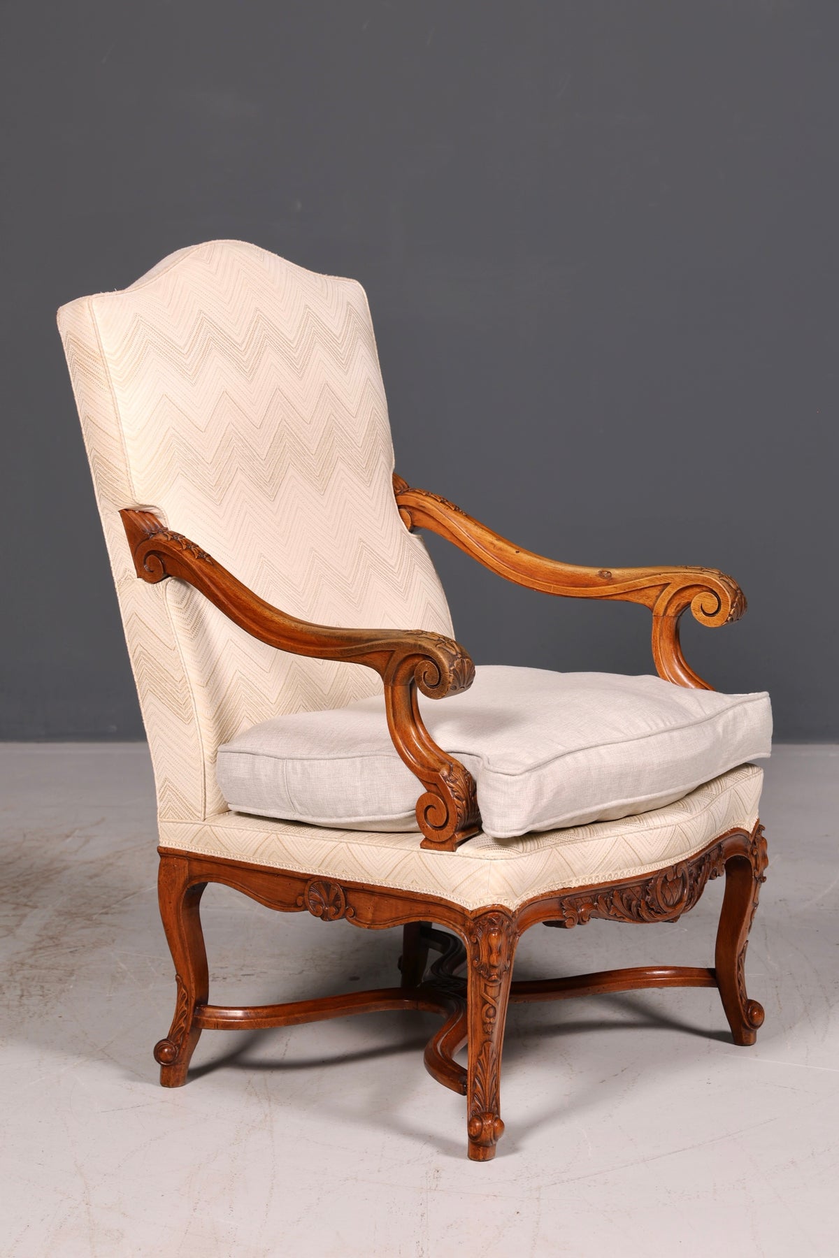 Élégant fauteuil Louis Philippe à accoudoirs de l’époque Gründerzeit, fauteuil ancien rembourré, 1 sur 2