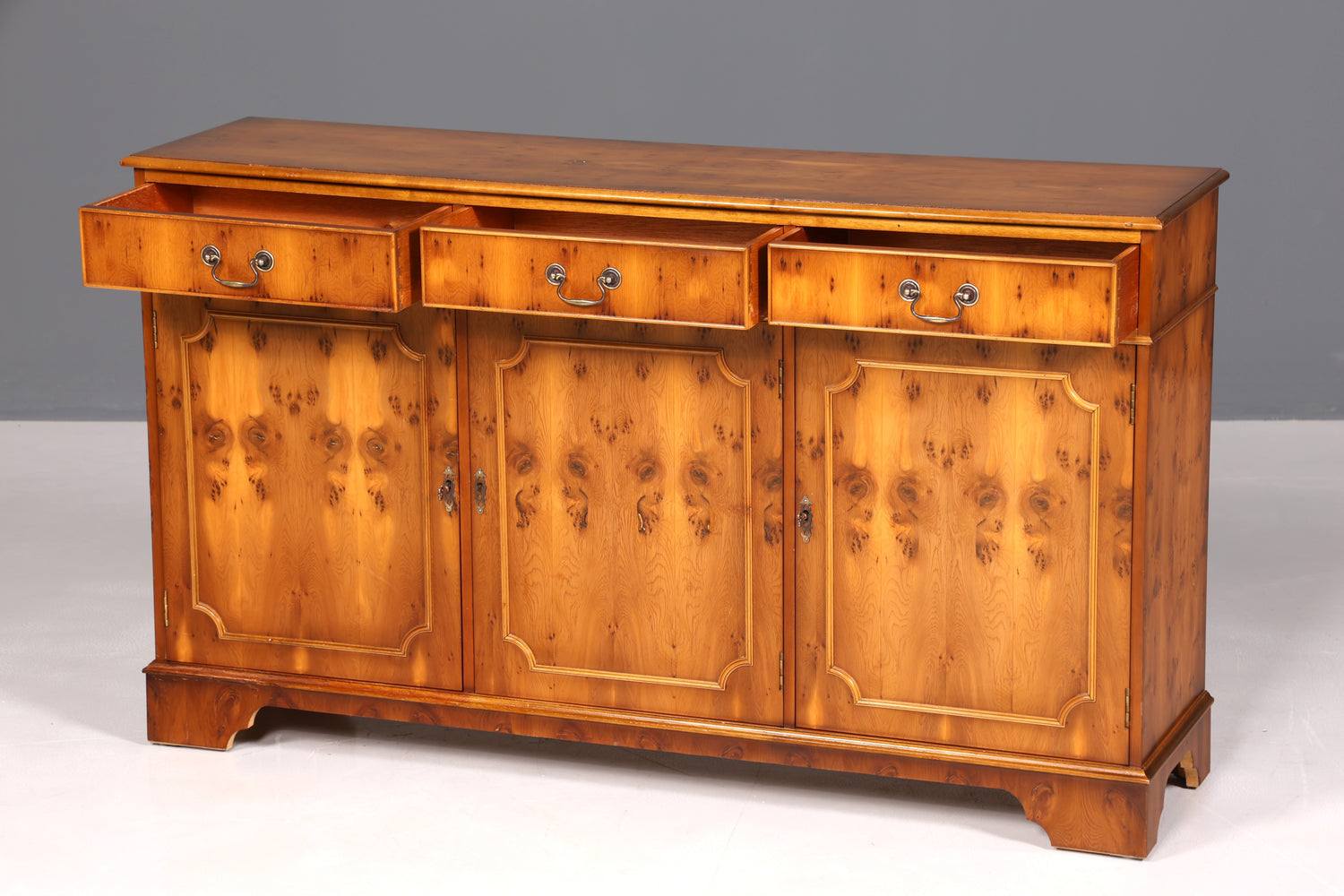 Magnifique buffet anglais, meuble ancien des années 1960, commode