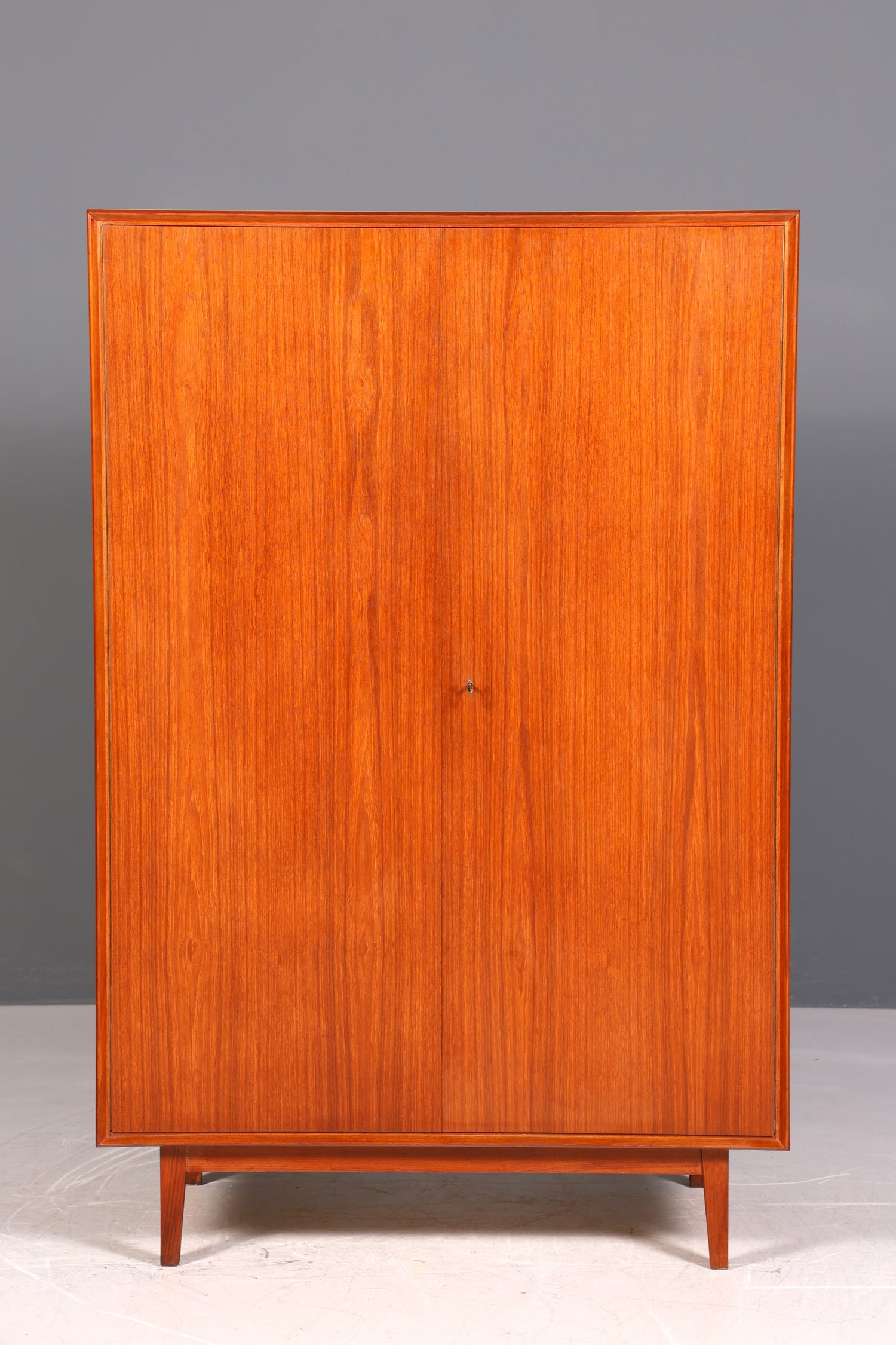 Armoire de style mid-century, meuble vintage, design danois rétro, armoire à linge en teck, meuble d&