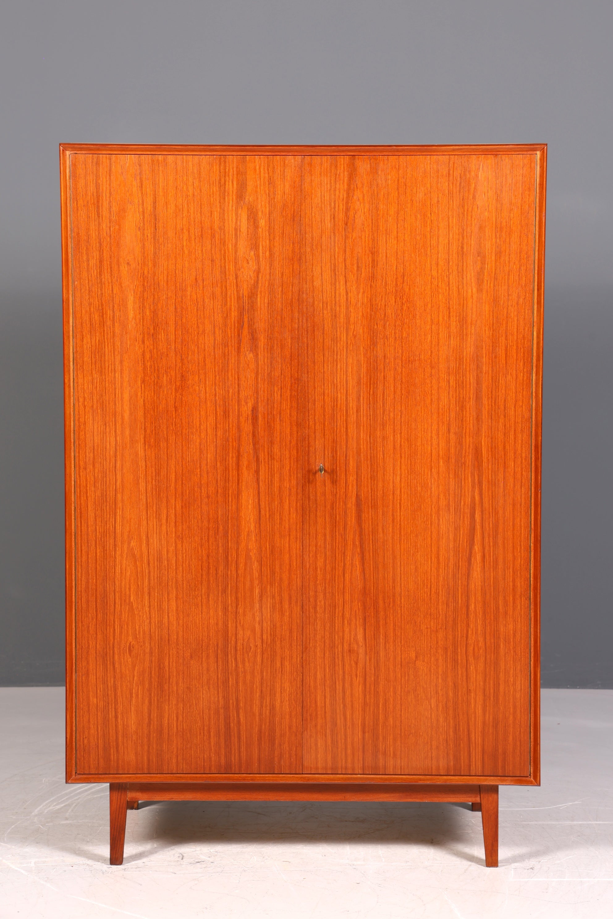 Armoire de style mid-century, meuble vintage, design danois rétro, armoire à linge en teck, meuble d&