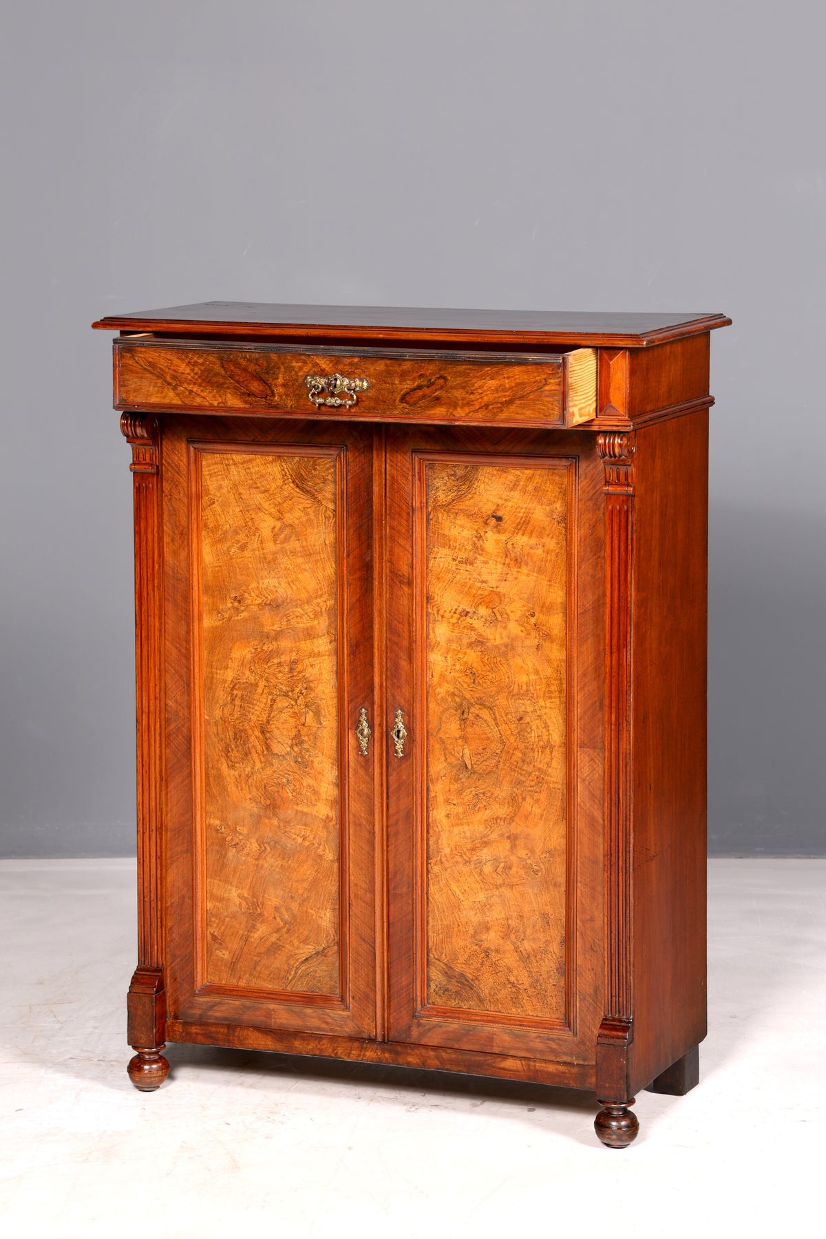 Stilvoller Gründerzeit Schrank Antik Vertiko Jugendstil Kommode Dielenschrank Massivholz