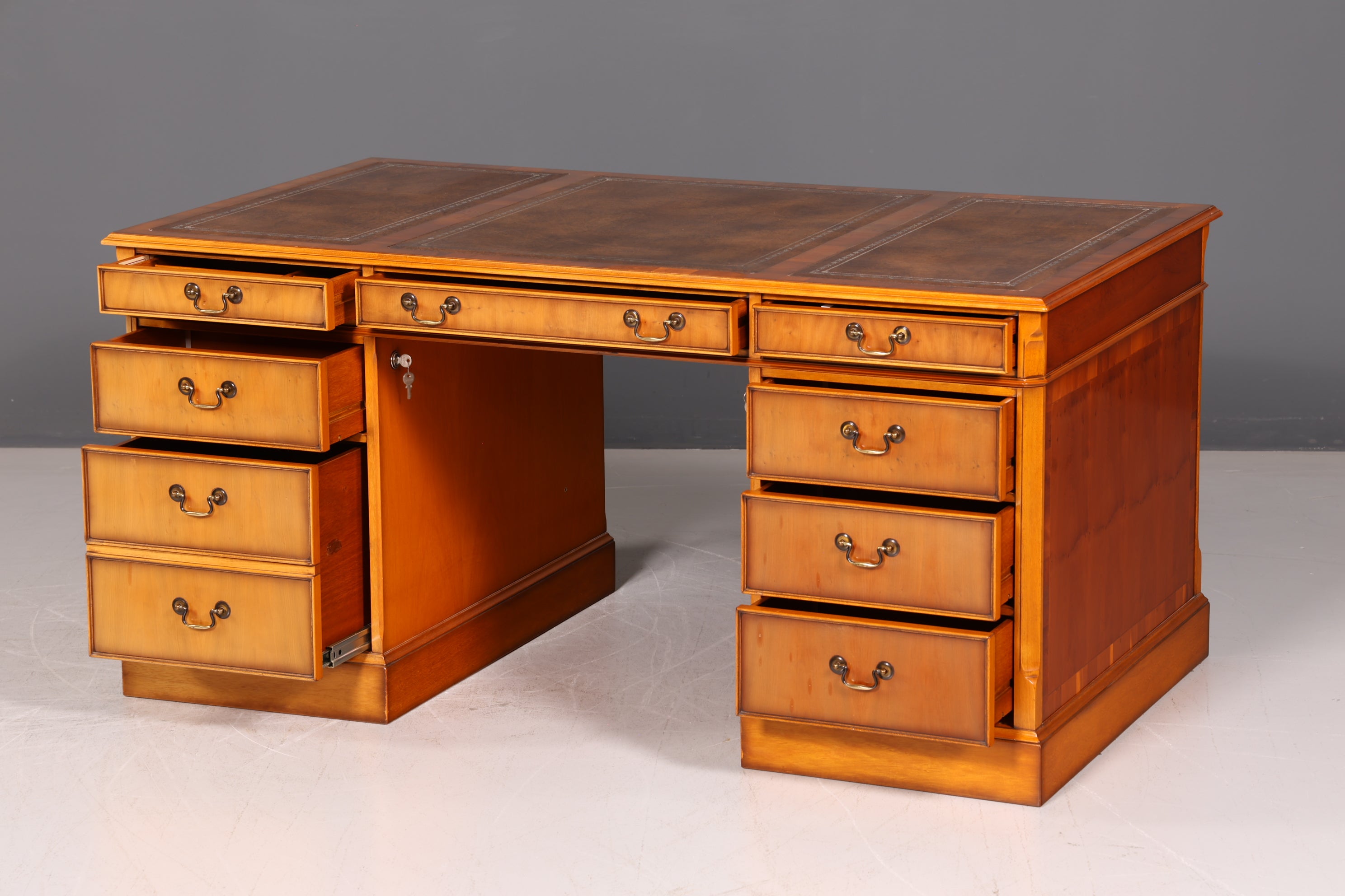 Wunderschöner Original Heldense Englischer Schreibtisch Eibe Echt Lederauflage Antik Stil Chefschreibtisch Bürotisch Partner Desk