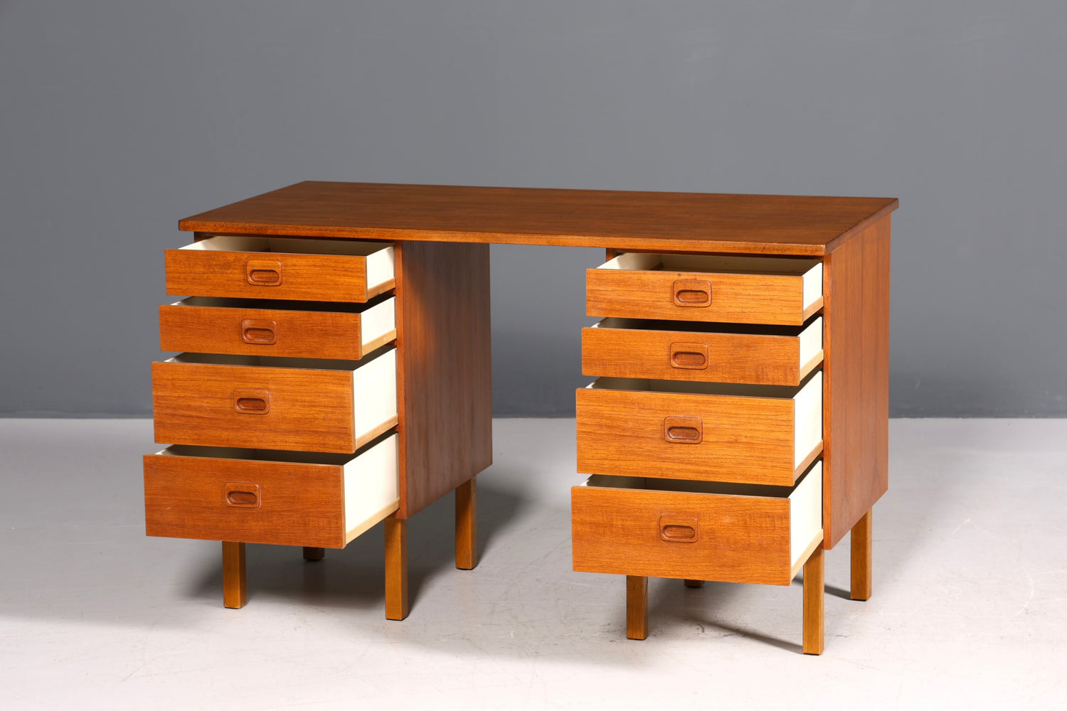 Magnifique bureau vintage de style danois, design des années 50, en bois de teck.