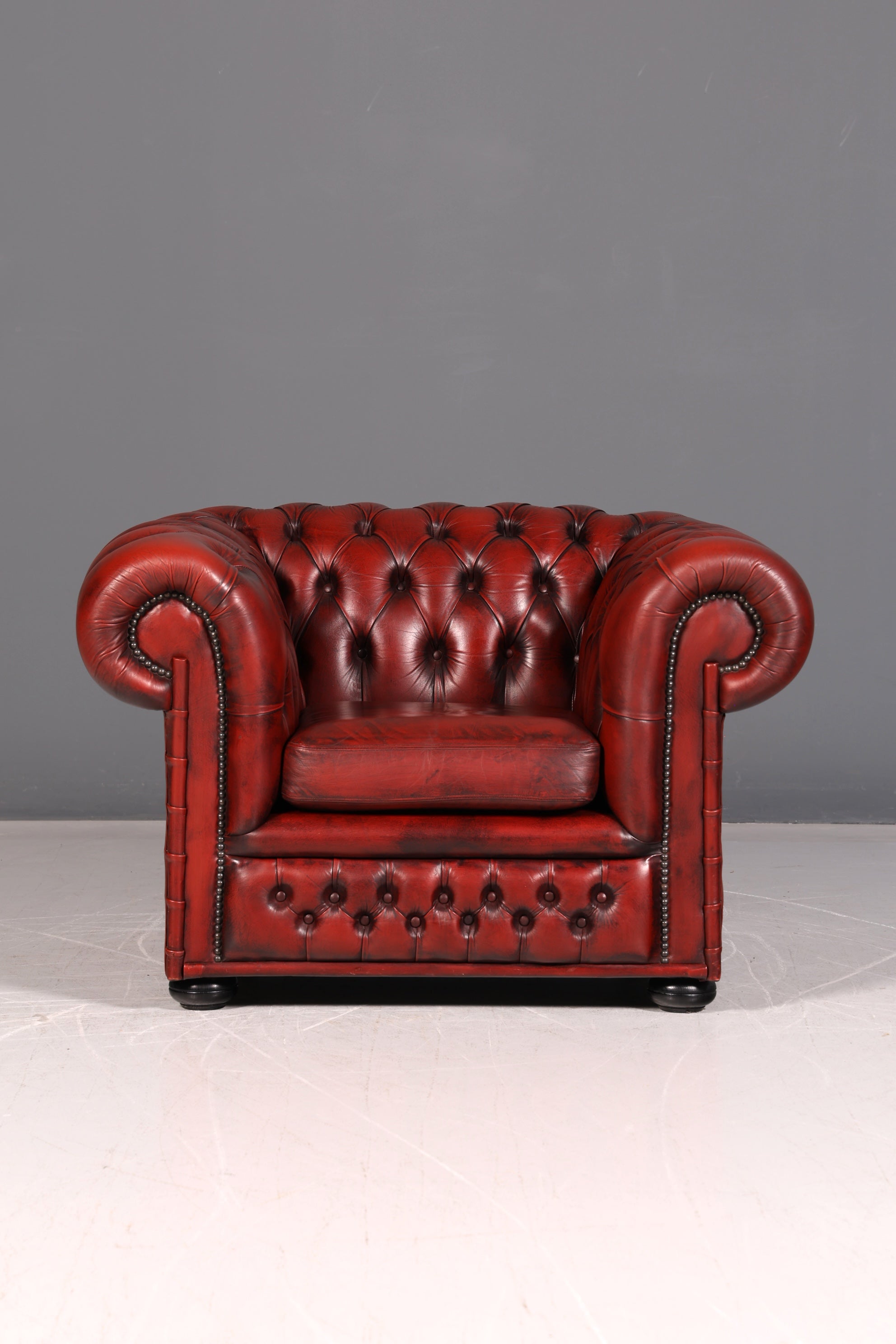 Stilvoller Original Chesterfield Sessel Oxblood Echtleder Englischer Armlehnsessel Herrensessel Antik Ledersessel