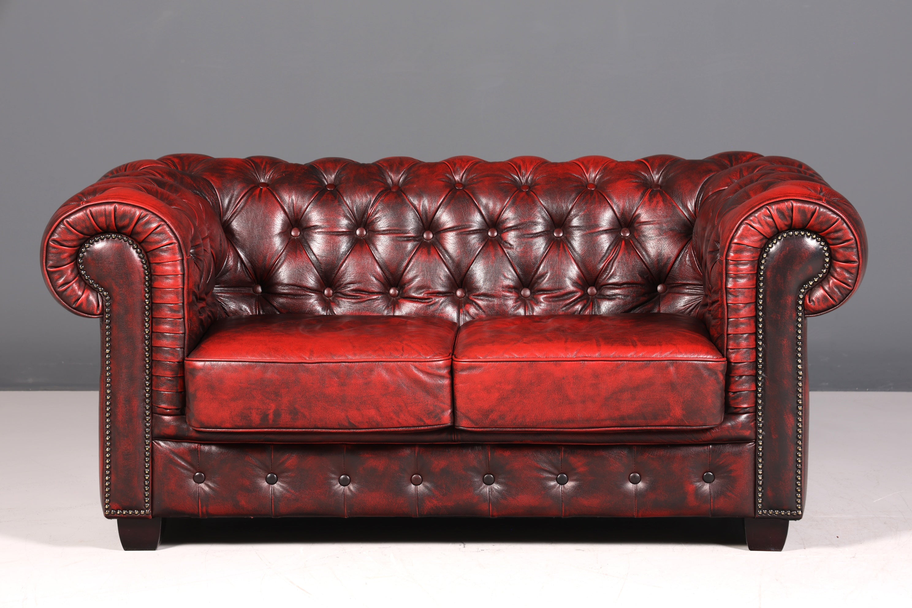 Magnifique canapé Chesterfield original 2 places, cuir anglais bordeaux, 1 sur 2