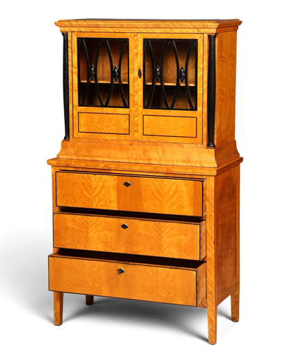 Hauptstadt Möblerei Biedermeier Vitrinenschrank aus hellem Birkenholz mit schwarzen Akzenten und Glasfronten