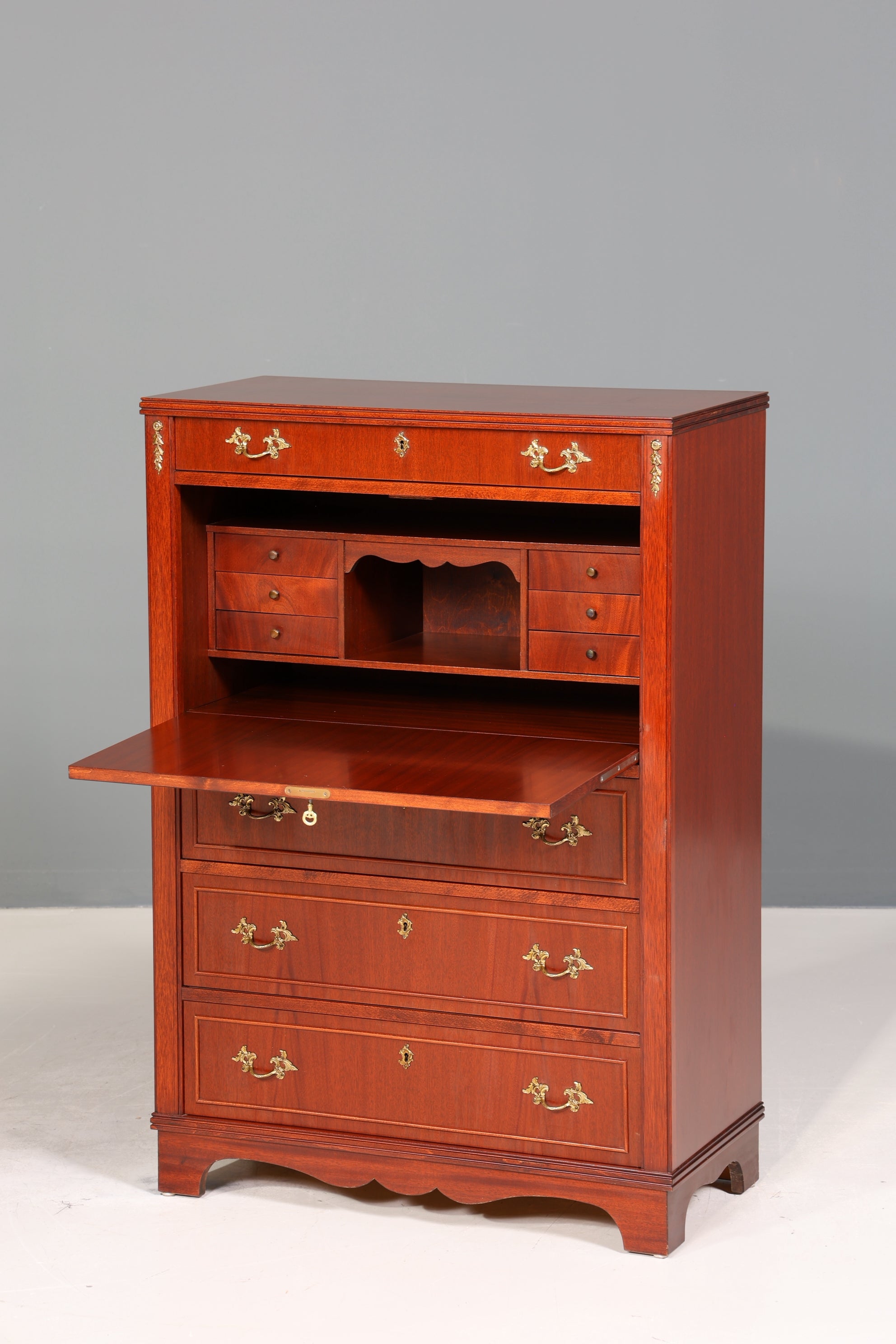 Stilvoller Sekretär im Englischen Stil Büro Vertiko Kommode Mahagoni Schreibkommode