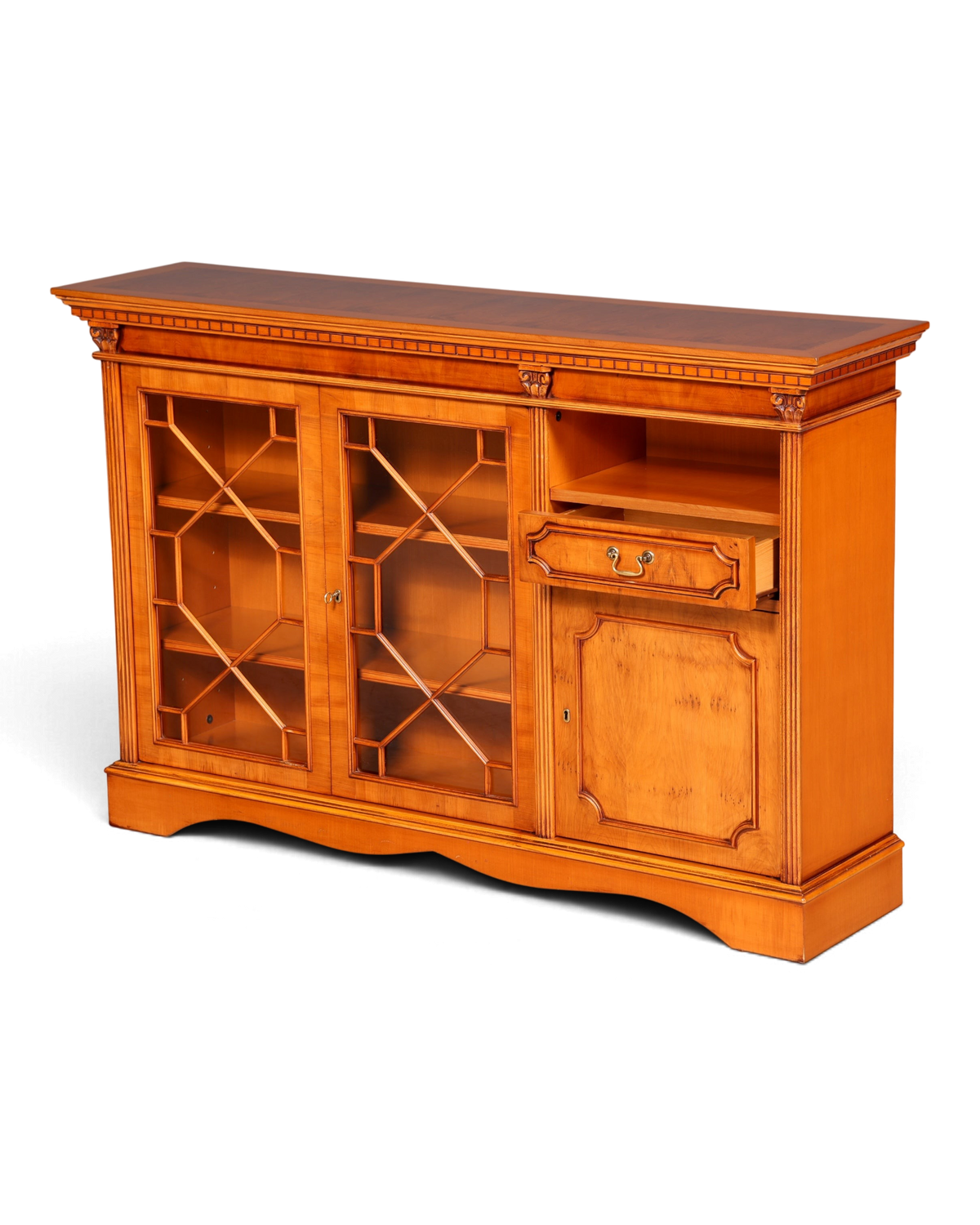 Hauptstadt Möblerei Sideboard aus honigfarbenem Holz mit zwei Glastüren, Schublade und dekorativen Schnitzereien