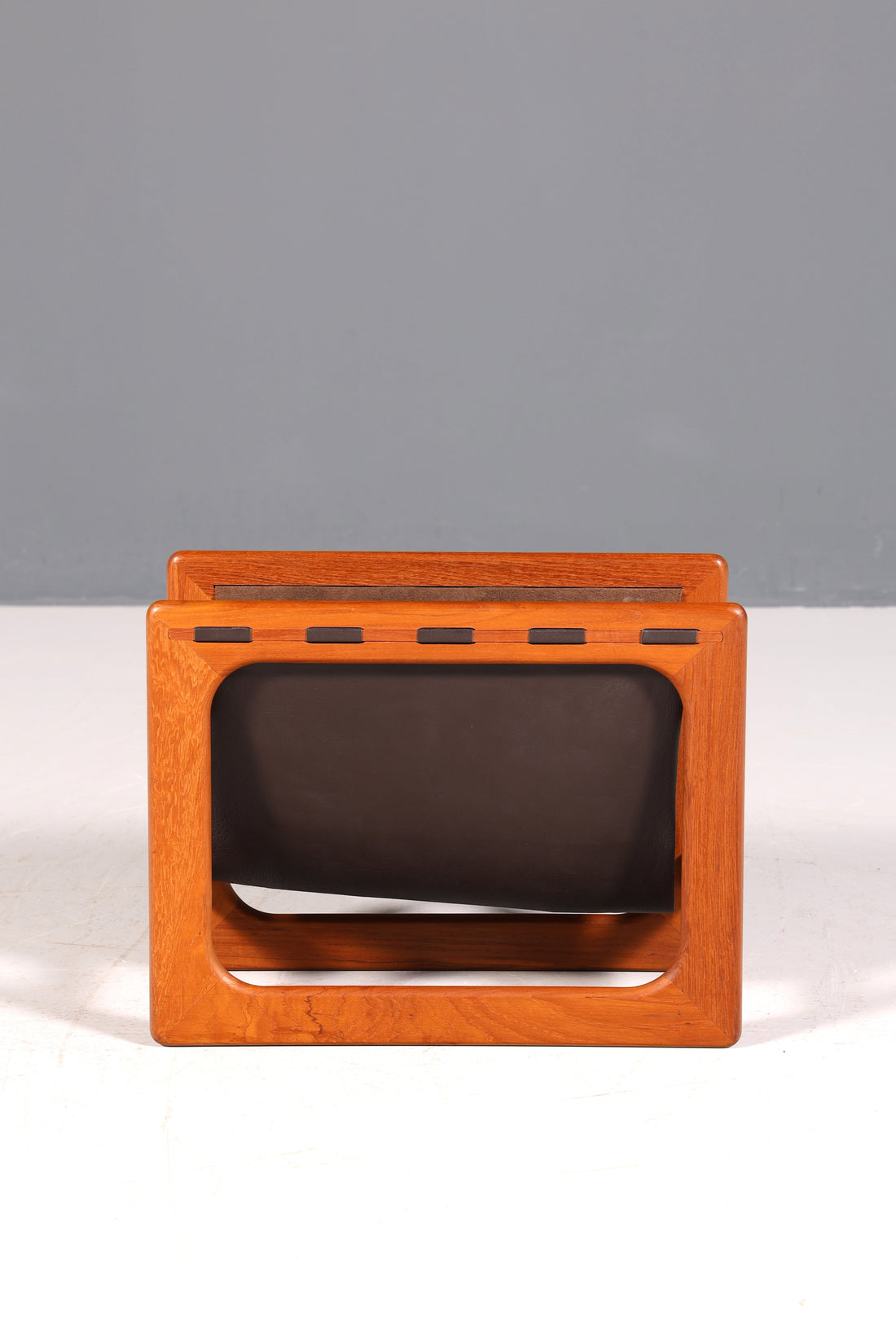 Wunderschöner Aksel Kjersgaard Zeitungsständer Mid Century Zeitschriften Ablage echt Leder Magazin Rack Teak Holz Buchablage 60s