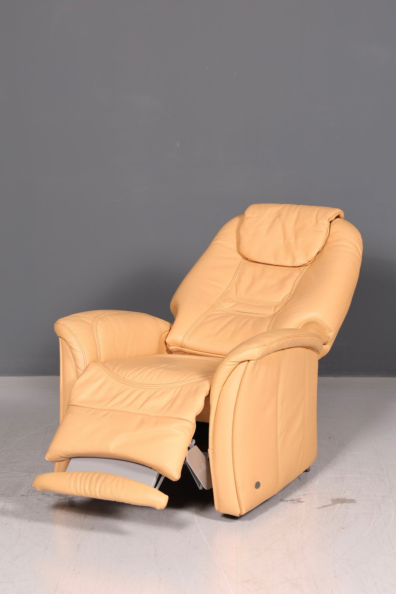 Magnifique fauteuil relax Himolla en cuir véritable beige, fauteuil TV et fauteuil de repos avec fonction d’inclinaison, style vintage